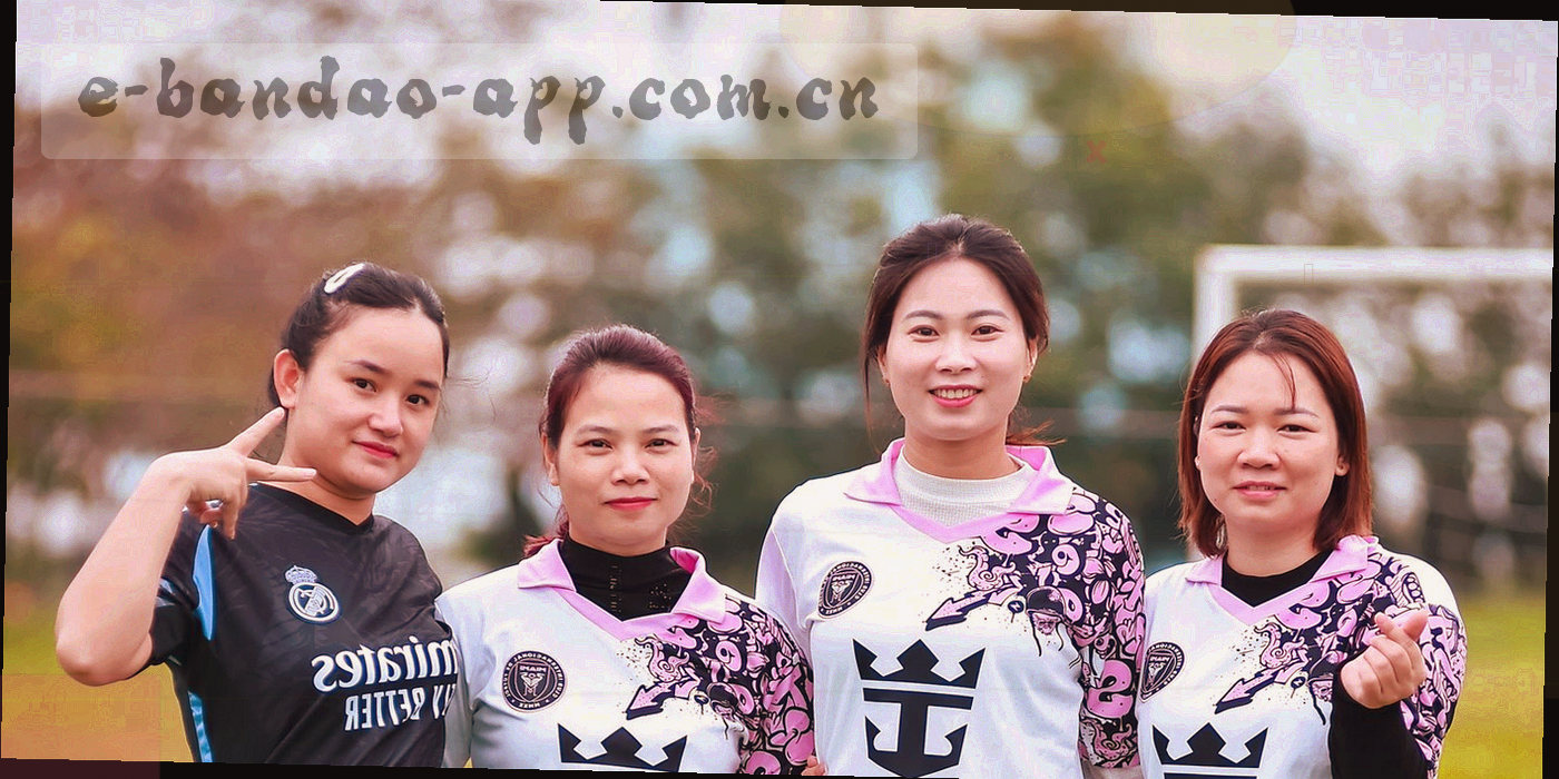 球门后低角度抓拍的赛场空镜，画面带运动模糊边缘